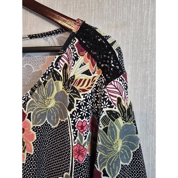 Floral V-Neck Tunic Top With Bell Sleeves & Lace Accents Size 2X New - Picture 2 of 15